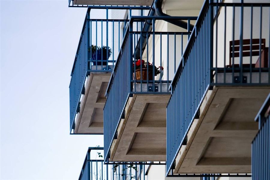 Blå balkonger fotade underifrån.