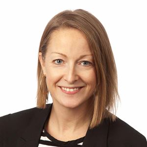 Porträttbild av medarbetare på bankkontoret.