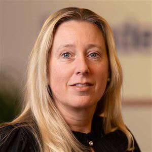 Porträttbild av medarbetare på bankkontoret.