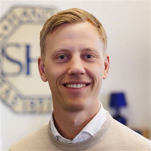 Porträttbild av medarbetare på bankkontoret.