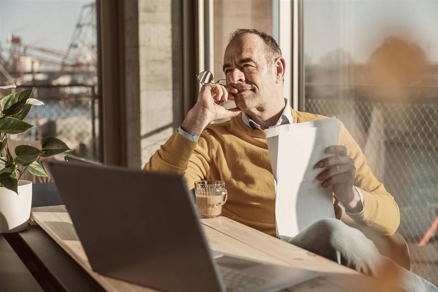 En man sitter vid sin arbetsplats och ser över fastighetens energiförbrukning.