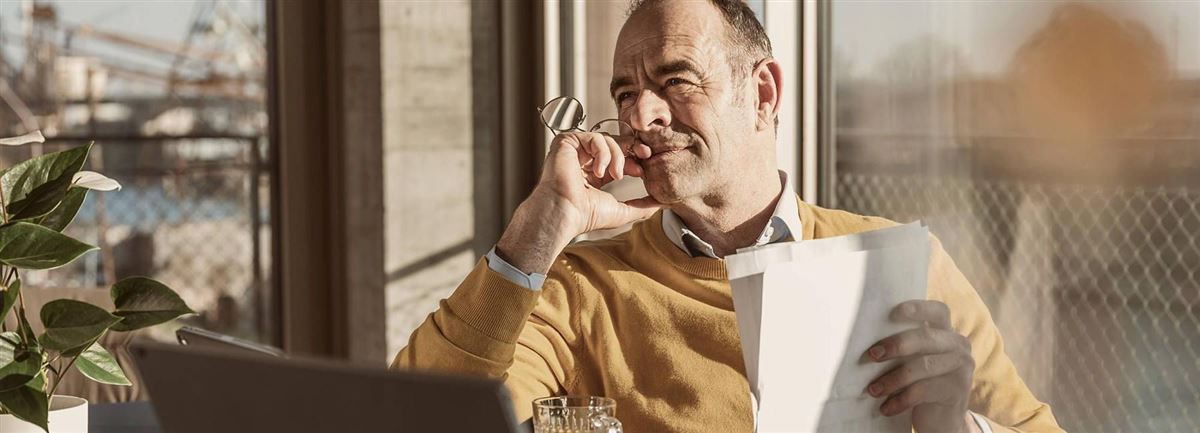 En man sitter vid sin arbetsplats och ser över fastighetens energiförbrukning.