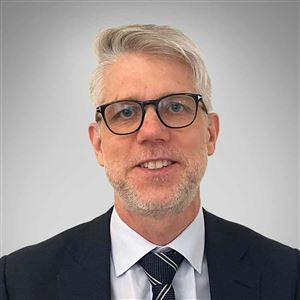 Porträttbild av medarbetare på bankkontoret.