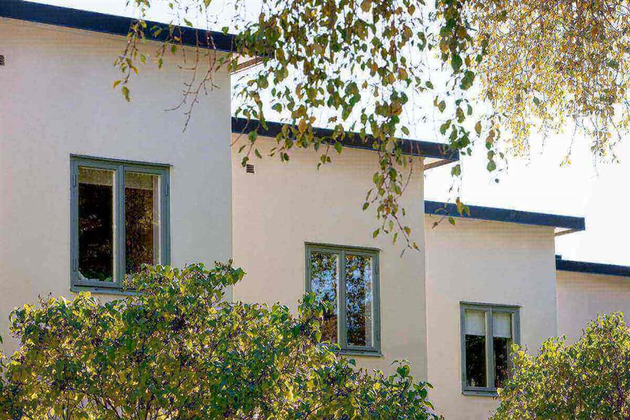 Vita bostadshus på rad. 