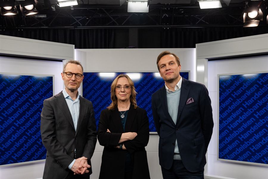 Tre personer som står i en studio.