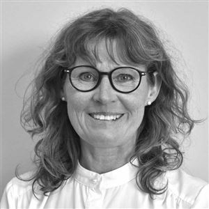 Porträttbild av medarbetare på bankkontoret.