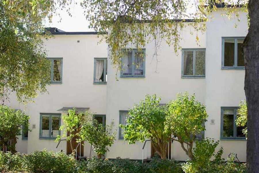 Radhus i grönska.