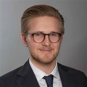 Porträttbild av medarbetare på bankkontoret.