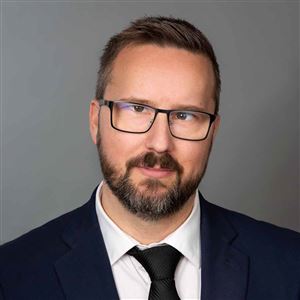 Porträttbild av medarbetare på bankkontoret.