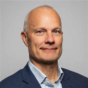 Porträttbild av medarbetare på bankkontoret.