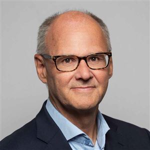 Porträttbild av medarbetare på bankkontoret.