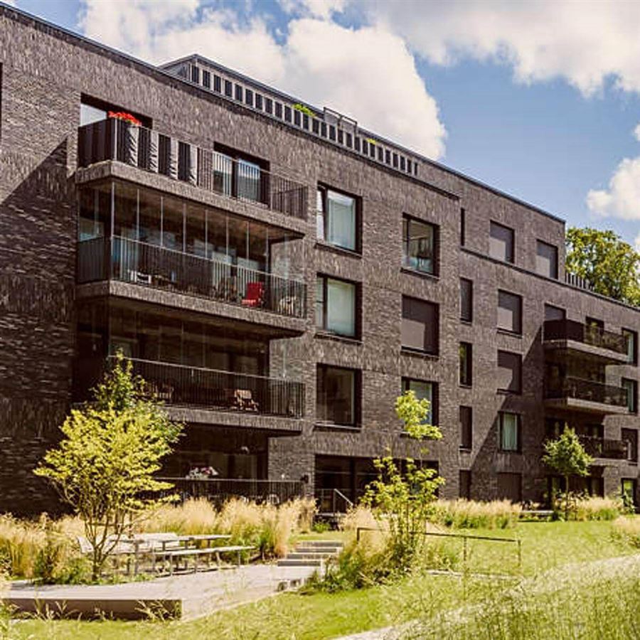 En bostadsrättsförening med lägenheter och en grönskande innergård.