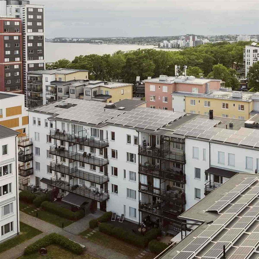 Solceller på ett hustak.