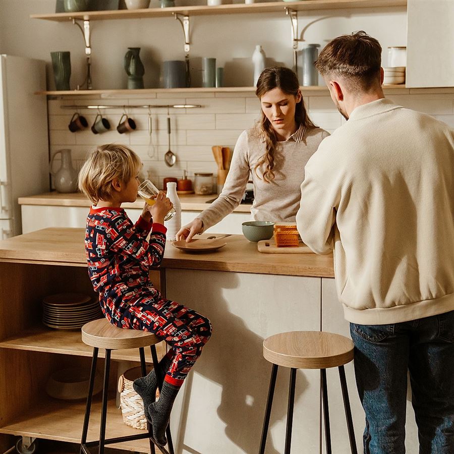 Familj vid köksbordet hemma.