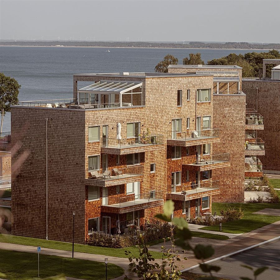 Bostadshus vid en sjö.