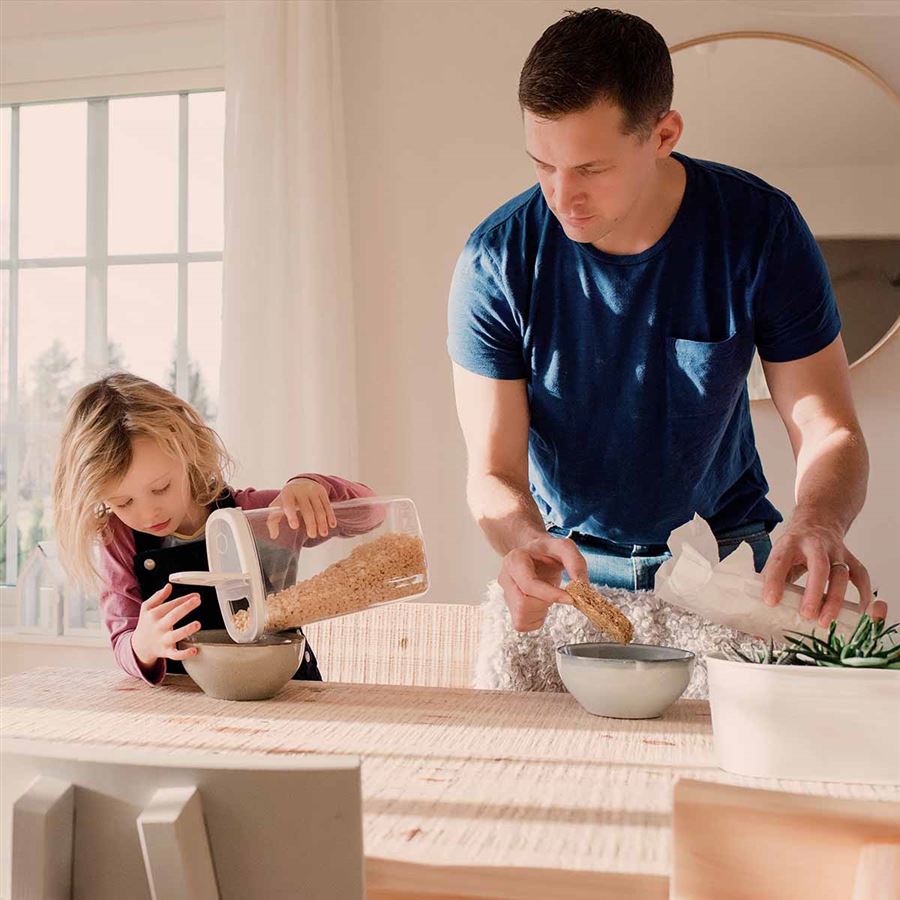 Pappa och dotter i köket.