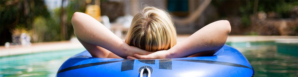 Flyter runt i poolen i en badring.