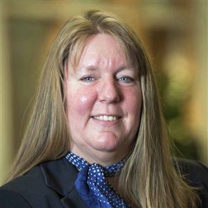 Porträttbild av medarbetare på bankkontoret.