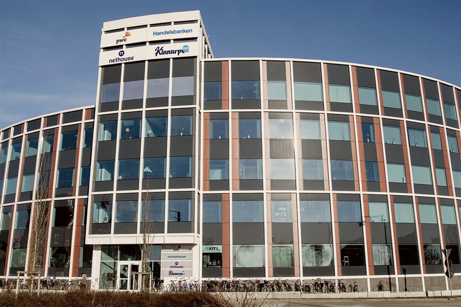 Utsidan av vårt bankkontor i Örebro Drottningparken.