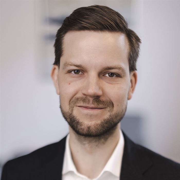 Porträttbild av medarbetare på bankkontoret.