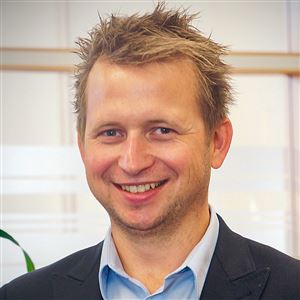 Porträttbild av medarbetare på bankkontoret.