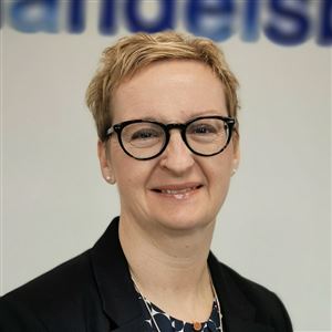 Porträttbild av medarbetare på bankkontoret.