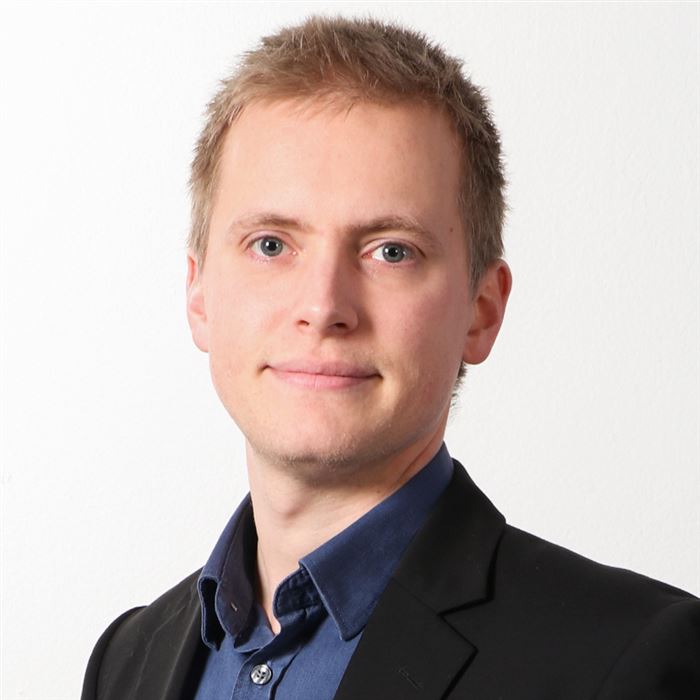 Porträttbild av medarbetare på bankkontoret.