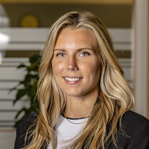 Porträttbild av medarbetare på bankkontoret.