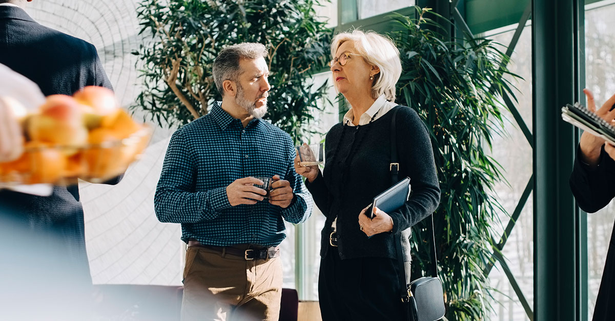 woman and man talking in the workplace - Handelsbaken.se