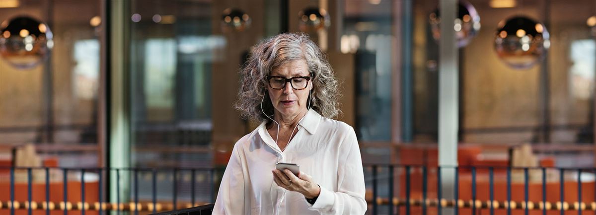 lady watching her mobile  - Handelsbanken.se