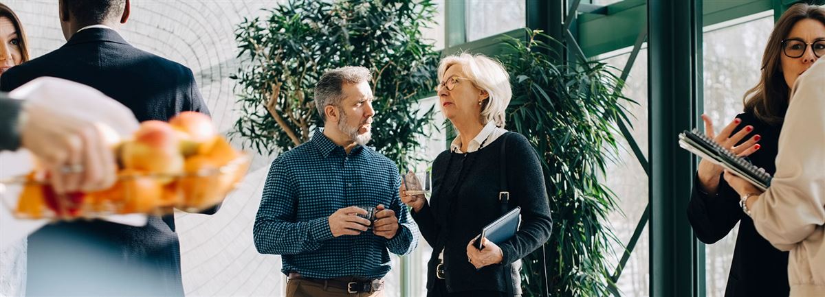 Kvinna och man som diskuterar i kontorsmiljö