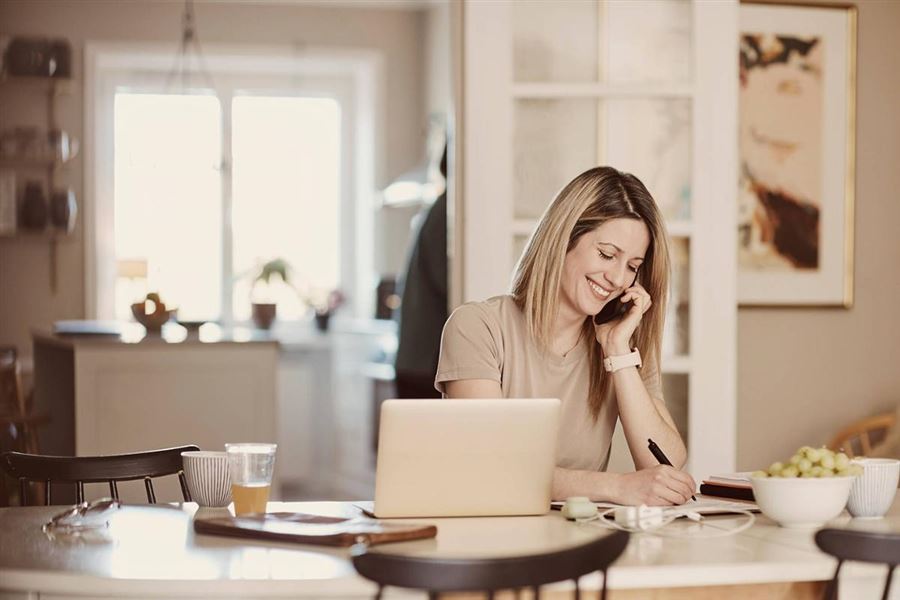 Woman talking on the phone.